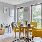 Golden Hour Apartments- Platan 16 *