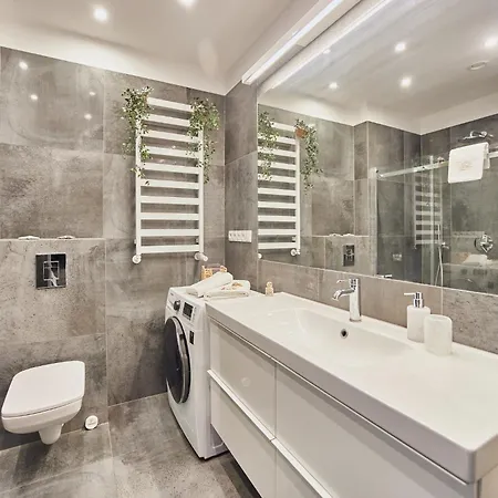 Golden Hour Apartments- Platan 16 *